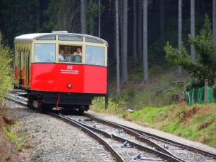 Standseilbahn bei Oberweissbach : Von der Talstation Obstfelderschmiede überwindet die steilste Standseilbahn der Welt für normalspurige Eisenbahnwagen auf einer Länge von 1360 m einen Höhenunterschied von 320 m bis zur Bergstation. Aufgenommen bei Oberweissbach am 29. April 2012