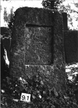 Grabstein 91 (Index: 100084942) Zustand: Schriftplatte entfernt Maße HxBxT: 120x71x40 cm Beschreibung: Stele, Schriftplatte, rechteckig: Grabstein 91
