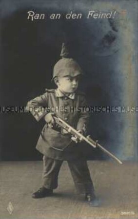 Kleiner Junge in Soldatenuniform