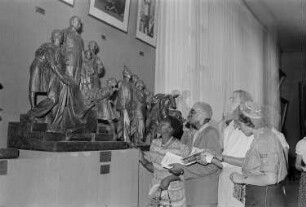 Ausstellung der Sowjetunion im Gebäude des Finanzministeriums der DDR am Werderschen Markt anlässlich der III. Weltfestspiele in Berlin : Ausstellungsbesucher vor einer Plastik