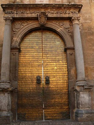 verschlossenes Eingangsportal zur Mezquita, Moschee-Kathedrale