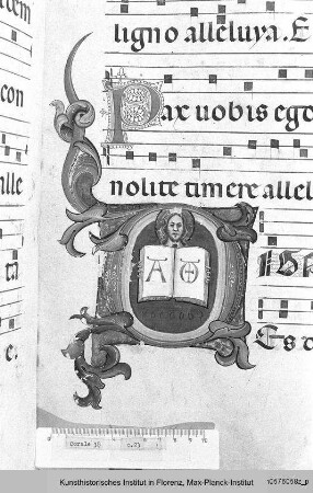 Buchseite mit Text, Neumen und historisierter Initiale D, darin Gott mit bei Alpha und Omega geöffnetem Buch, darunter sieben Kreise - Corale
