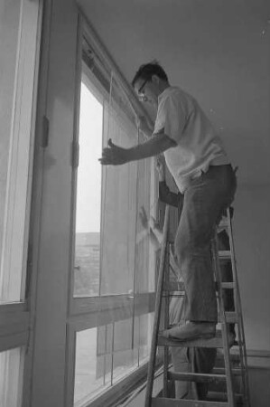 Erneuerung der Fensterscheiben in der Draisschule.