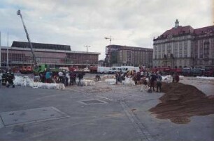 Dresden-Altstadt, Altmarkt. Freiwillige Helfer beim Füllen von Sandsäcken