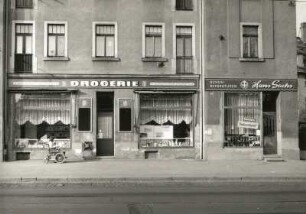 Dresden-Löbtau. Wohn-und Geschäftshaus (HO Drogerie), Kesselsdorfer Straße 74. Ladenfront und Fenster (1.OG)