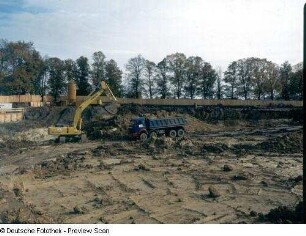 Baustelle Sächsische Landesbibliothek - Staats- und Universitätsbibliothek Dresden, Zentralbibliothek. Erdbau, Tieflöffelbagger beim Aushub der Baugrube an der Nordostecke : Dresden-Räcknitz, Zellescher Weg 18. Baustelle Sächsische Landesbibliothek - Staats- und Universitätsbibliothek Dresden, Zentralbibliothek. Erdbau, Tieflöffelbagger beim Aushub der Baugrube an der Nordostecke