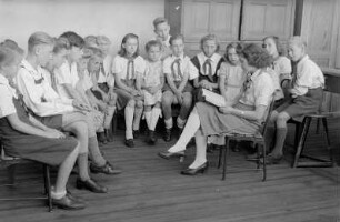 Reportage aus einer Schule in Berlin-Köpenick : Lehrerin mit Schülern während des Unterrichts