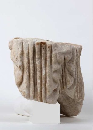 Fragment von der linken Hüfte einer Korenstatue