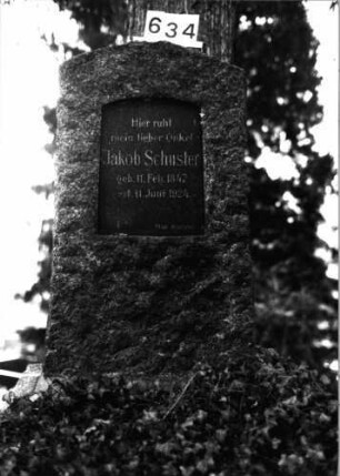 Grabstein 634 (Index: 100091405) Material: Granit(St-grobbehauen/Platte-poliert) Zustand: gut Maße HxBxT: 110x56x20 cm Beschreibung: Stele mit Segmentbogenabschl. , eingesetzte Platte mit Segmentbogenabschluß Steinmetz: Max Schuster: Grabstein 634