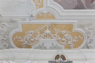 Decke der Schlosskapelle — Vier Stuckkartuschen mit Weihrauchfässern — Relief