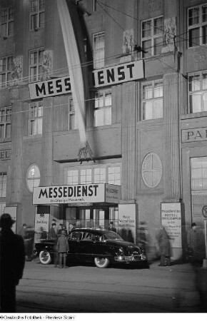 Nachtansicht des Eingangs des Messedienstes des Leipziger Messeamtes