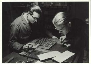 Schriftsetzer bei der Arbeit