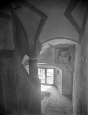Fresken der Narrentreppe — Ausschütten eines Nachttopfes (auf Pantalone)