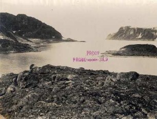 Norwegen/Spitzbergen. Blick von einem felsigen Ufer über die Smerenbergbucht