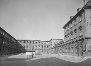 Altes Schloss — Ehrenhof