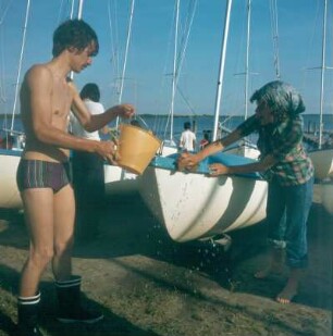 Travemünde. Segelzentrum. Reinigung der Boote nach Unterrichtsschluß