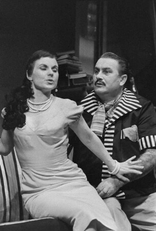 Szenenbilder aus "Lügen haben lange Beine" von Eduardo de Filippo mit Musik von Günter Hauk (Regie: Werner Schulz-Wittan, Ausstattung: Dieter Berge). Maxim-Gorki-Theater Berlin, 21.02.1958 (Premiere am 25.02.1958) : Mit Lotte Loebinger als Carmela, Evamaria Bath als Olga, Ruth Kommerell als Constanza, Eva-Maria Hagen als Angelina, Heinz Scholz als Libero, Wilhelm Gröhl als Benedetto, Walter Jupé als Guglielmo, Hermann Dieckhoff als Roberto, Hildegard Röder als Graziella, Friedel Nowack als Christina, Wolfgang Hübner als erster Sohn u. a.