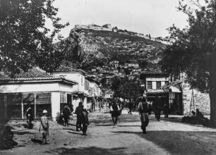 Hauptstraße von Berat : Blick von der Hauptstraße auf die Festung in Berat