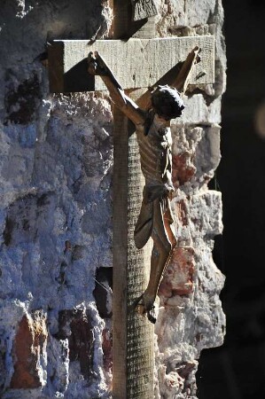 Kaunas - Christusfigur : An einer desolaten Mauer am Eingang zur Georgskirche hängt diese historische hölzerne Christusfigur. Aufgenommen am 4. Oktober 2010 in Kaunas