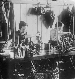 Spulen von Zwirnrollen : Technikgeschichte | Technologie | Fasern, Gespinste und Gewebe | Leinenindustrie, Flachsspinnerei | Flachsspinnerei H. C. Müller