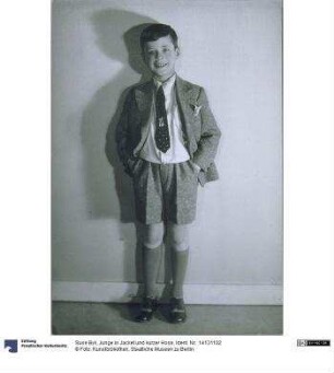 Junge in Jacket und kurzer Hose