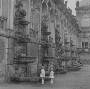 Dresden. Zwinger, Langgalerie O mit Brunnen