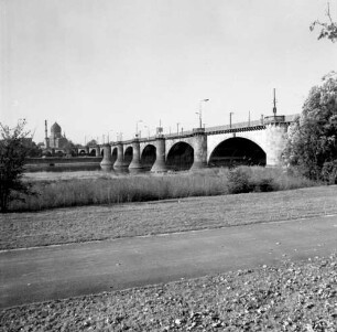 Marienbrücke (Straßenbrücke) über die Elbe. Ansicht oberstromseitig vom rechten (Neustädter) Ufer mit ehemaliger Orientalischer Tabak- und Zigarettenfabrik "Yenidze" (1907-1909; H. M. Hammitzsch)