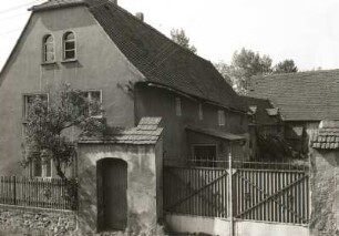 Großpösna-Dreiskau-Muckern, Hauptstraße 1. Dreiseithof (um 1800). Straßenansicht des Wohnstallhauses und der Toranlage