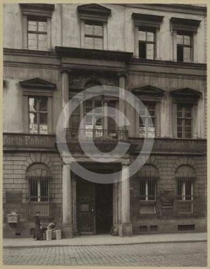 Portal und Fassadenbereich des Bürgerhauses Albrechtstraße 16 in Breslau