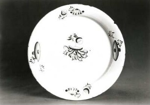 Teller. Fayence, blau bemalt; Durchmesser 23,4 cm. Dresden: Kunstgewerbemuseum 34897
