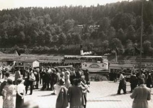 Bad Schandau. Dampfer "Freundschaft/Prátelství", Wartende am Elbufer