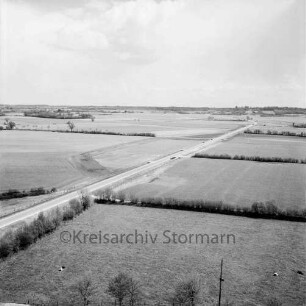 Vogelperspektive: Blick nach Osten vom Getreidesilo der Mühle W. F. Stoltenberg am Bahnhof: Kreisstraße Richtung Eichede mit Resten alter Straßenführung