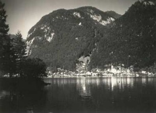 Ostalpen. Salzkammergut. Hallstatt am See. Ansicht vom gegenüberliegenden Seeufer