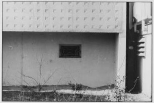 Kellerfenster unter einem Balkon (Plattenbausiedlung, Rudolf-Seiffert-Straße ?)