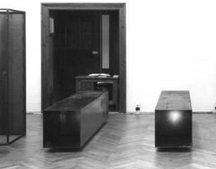 Ausstellung "Till Exit - Angst", Juni 1998. Dresden-Loschwitz, Leonhardi-Museum. Raumaufnahme mit Installation