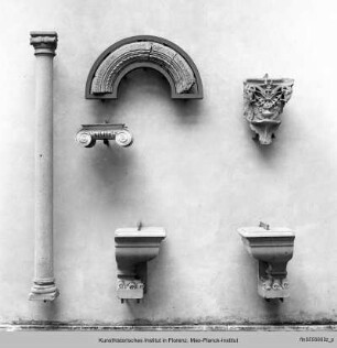 Reliefplastik, Kapitellfragment und Spolien im Palazzo Orlandini del Beccuto