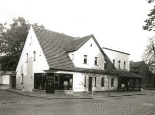 Niesky, Muskauer Straße 15. Wohnhaus mit Läden (Baubeginn 19. Jh.). Eckansicht