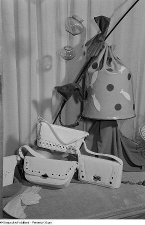 Handtaschen und Badebeutel des VEB Bautzener Lederwaren auf der Leipziger Herbstmesse 1954