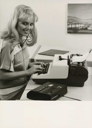 Elektrische Büroschreibmaschine "Olympia SGE 65" und Taschendiktiergerät der Olympia-Werke