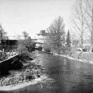 Trave: Stadtarm: im Hintergrund rechts das Kaufhaus Nickel, links die Mühle: Blick nach Osten: Winterbild