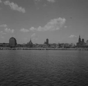 Stralsund. Blick auf die Altstadt und den Hafen über den Strelasund