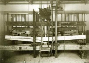 Prüfung eines parabolischen Holzbalkens : Dresden-Südvorstadt, Helmholtzstraße 7. Königlich Sächsische Technische Hochschule; Mechanisch-Technische Versuchsanstalt. Prüfung eines parabolischen Holzbalkens