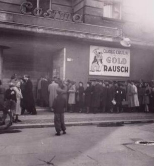 Berlin. Aufführung des Charlie-Chaplin-Filmes "Goldrausch" am 06.10.1945 im Cosima-Filmtheater, Besucherschlange vor der Kasse des Kinos