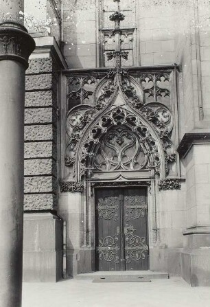 Leipzig, Paulinerkirche. Portal der Ostfassade, 1897 : Leipzig, Paulinerkirche (1240 geweiht, nach 1485 erweitert, Chor 1519-1521, Umbau 1710-1712, 1897-1899; A. Roßbach). Portal der Ostfassade (1897; A. Roßbach)
