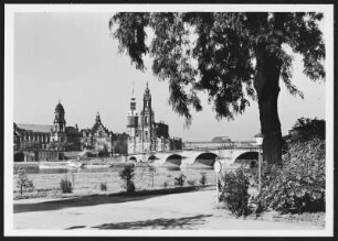 Dresden, Schloß und Hofkirche und Augustusbrücke : Dresden. Blick vom Neustädter Ufer über die Elbe auf die Silhouette der Altstadt mit Ständehaus, Residenzschloss und Hofkirche