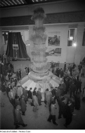 Monument aus Getreide im sowjetischen Pavillon der Leipziger Herbstmesse 1954