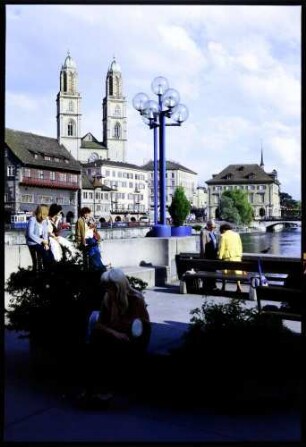 Zürich: Limmatkai, Rathausbrücke mit Grossmünster