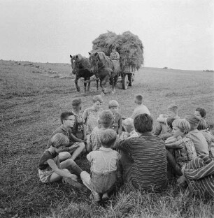 Wessin - ein Dorf in Mecklenburg. Schulkinder auf einer Weide