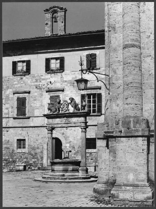 Domplatz mit Brunnen vor dem Palazzo Tarugi in Montepulciano