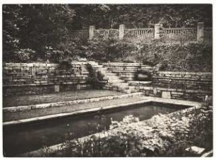 Garten Bergius, Heidelberg: Wasserbecken am Gartenzaun